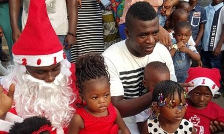 Жерар Гоу вручил подарки 5000 африканским детям