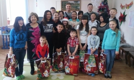 Игроки «Окжетпеса» вручили подарки детям