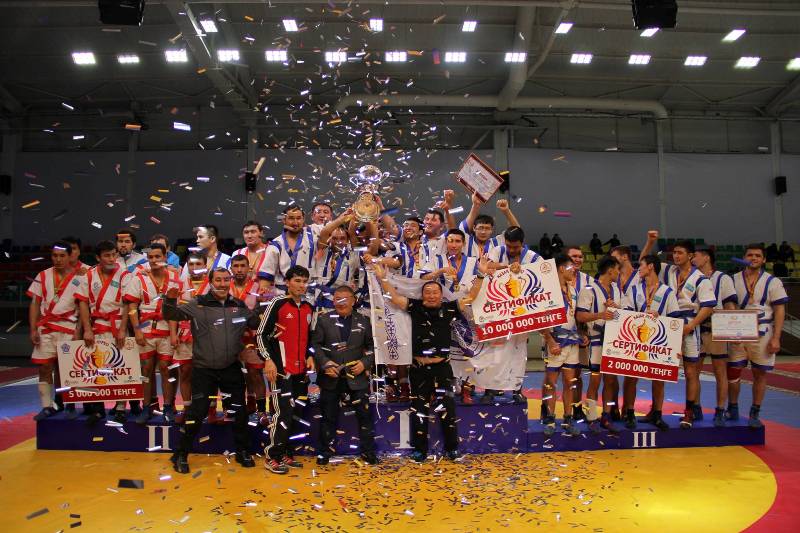 Палуаны из Семея получили 10 миллионов тенге за победу в Кубке Федерации қазақ күресі