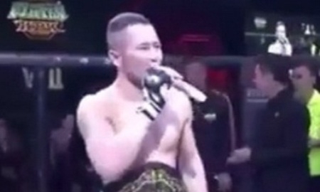 Борец-казах из Китая на награждении позвал свою мать и тронул сердца зрителей