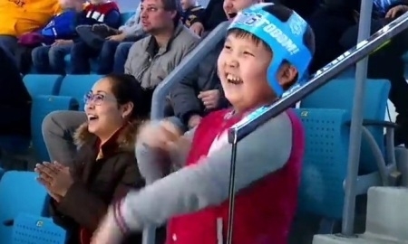 Болельщик «Барыса» станцевал на матче с «Югрой»