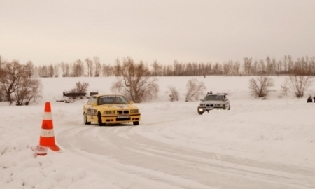 Неподалеку от Усть-Каменогорска прошли автогонки по замерзшему озеру