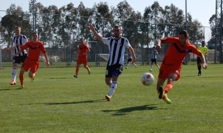 Эрфан Зенели (в центре)