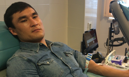 ​Серик Сапиев сдал кровь для спасения жизни ребенка