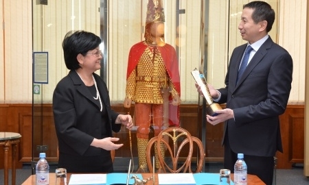 НОК вручил образец ежегодной Премии в Фонды Музея Первого Президента РК