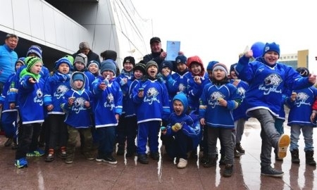 Воспитанники «Барыса» поддержали больных аутизмом