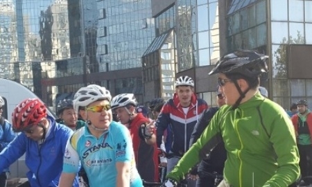 Алматинцы вместе с акимом города вышли на первый воскресный велопробег