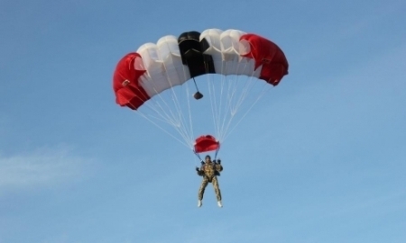 В Караганде открылся летний сезон прыжков с парашютом