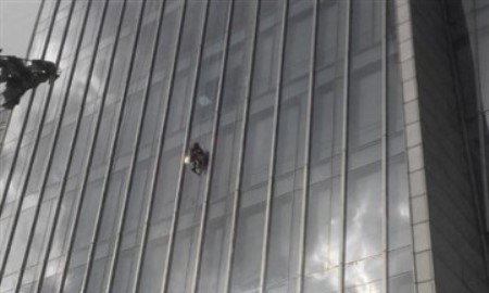 Известный французский скалолаз взобрался на Esentai Tower в Алматы