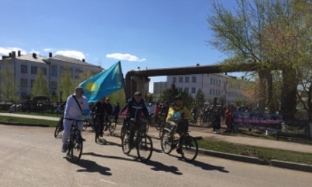 Ко Дню единства народа Казахстана в Кокшетау организовали велопробег