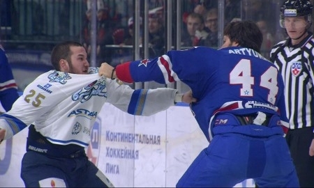 Два поединка Рыспаева и один Пушкарева вошли в десятку самых зрелищных драк сезона КХЛ
