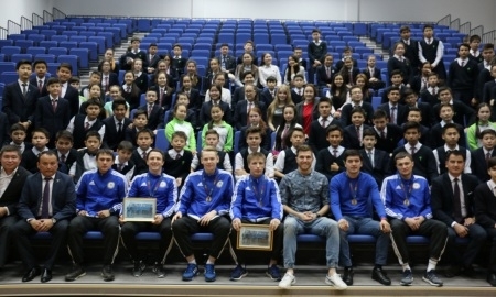 Игроки национальной сборной Казахстана посетили Назарбаев Интеллектуальную школу в Караганде