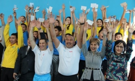 Как Юрий Мельниченко и Ермахан Ибраимов провели урок физкультуры в школе Астаны