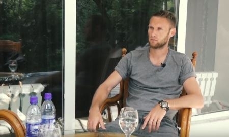 Максим Азовский — в проекте «Вне игры»