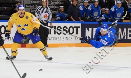 Казахстанские болельщики изготовили футболки с изображением Романа Савченко