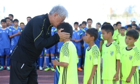 Аким Алматинской области сыграл в футбол с детьми