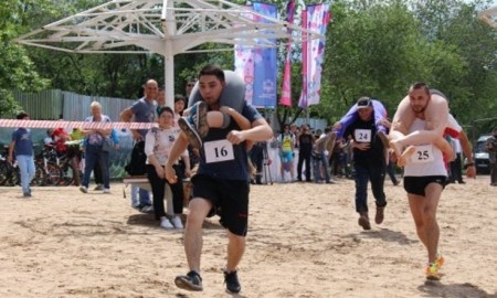В Алматы 26 пар соревновались в «забеге с женами»