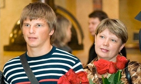 Мама Аршавина отправила сыну в Казахстан свой фирменный торт