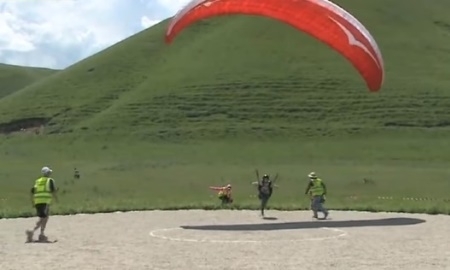 В Алматинской области проходит третий чемпионат Азии по парапланерному спорту