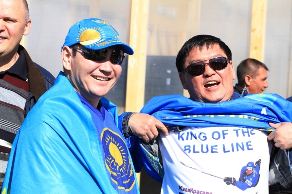 Казахстанские болельщики изготовили футболки с изображением Романа Савченко