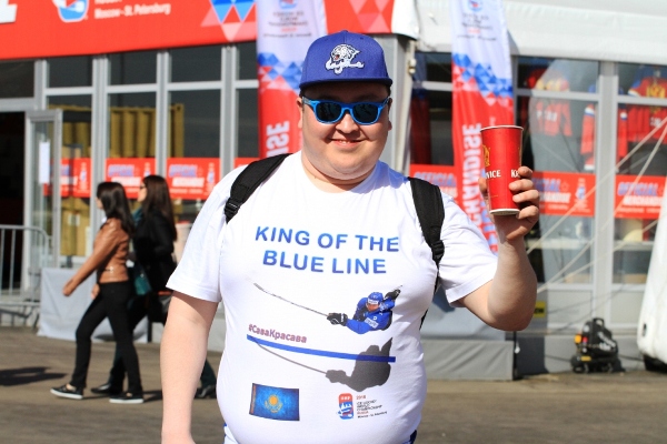 Казахстанские болельщики изготовили футболки с изображением Романа Савченко