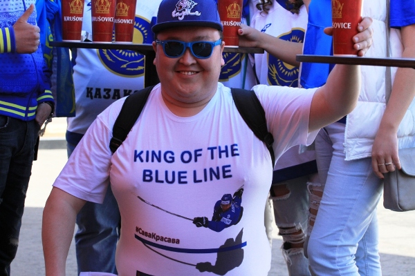 Казахстанские болельщики изготовили футболки с изображением Романа Савченко