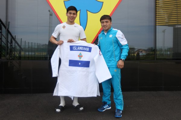 Футболистам ФК «Кайрат» подарили именные кимоно