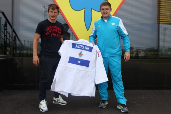 Футболистам ФК «Кайрат» подарили именные кимоно