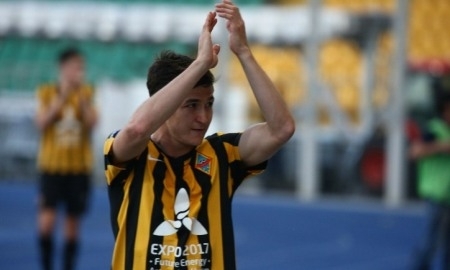 Болельщики «Кайрата» вручили Ермеку Куантаеву подарок