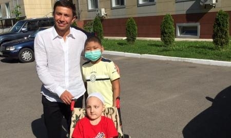 Головкин навестил в алматинской больнице двух мальчиков