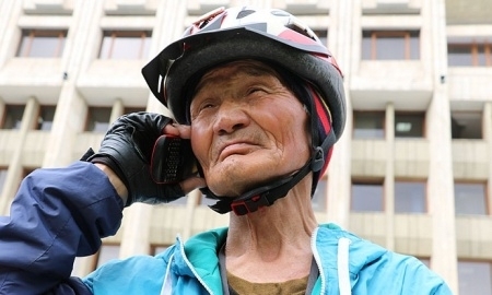 Пенсионер-велосипедист из Казахстана покоряет мир