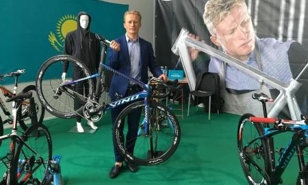 Винокуров презентовал новый велосипед на специализированной выставке в Монте-Карло