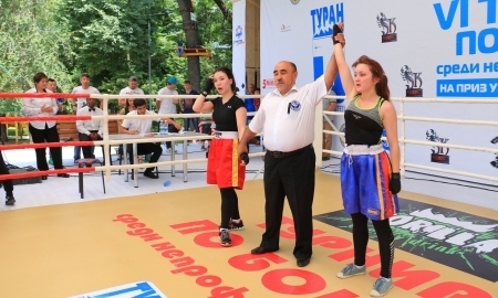 80 девушек и юношей борются на фестивале любительского бокса в Алматы