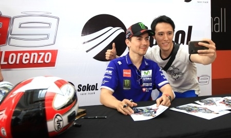 Чемпион по мотогонкам Лоренсо подарил алматинцам автографы и фотосессию
