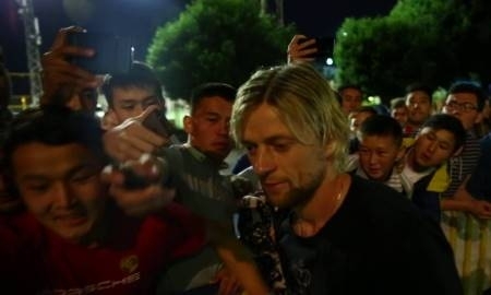 Тимощук с болельщиками после матча Премьер-Лиги «Кайрат» — «Астана»