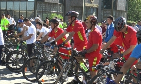 Свыше 200 полицейских Алматы отметили профессиональный праздник велопробегом