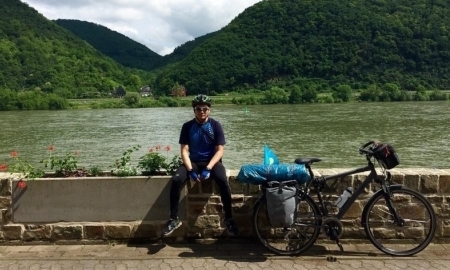 Казахстанец путешествует по Европе на велосипеде
