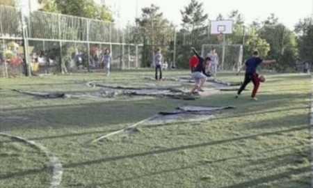 В Караганде новый футбольный корт прослужил меньше года 