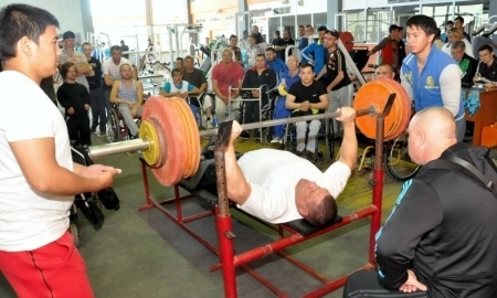 Акмолинский пауэрлифтер Дукарт готовится к Паралимпиаде в Рио