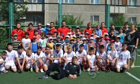 Футболисты «Алтая» посетили детский дом