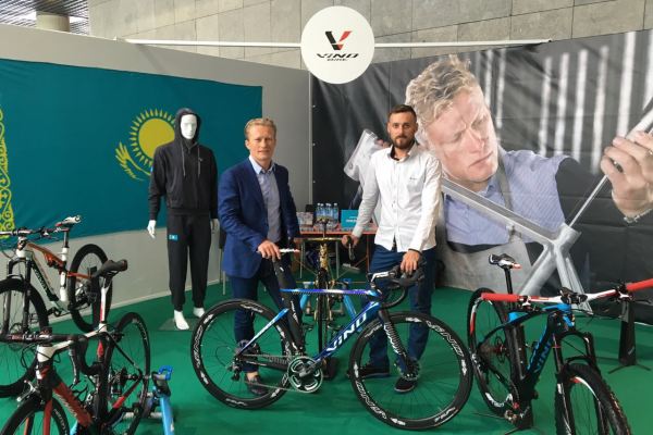 Винокуров презентовал новый велосипед на специализированной выставке в Монте-Карло