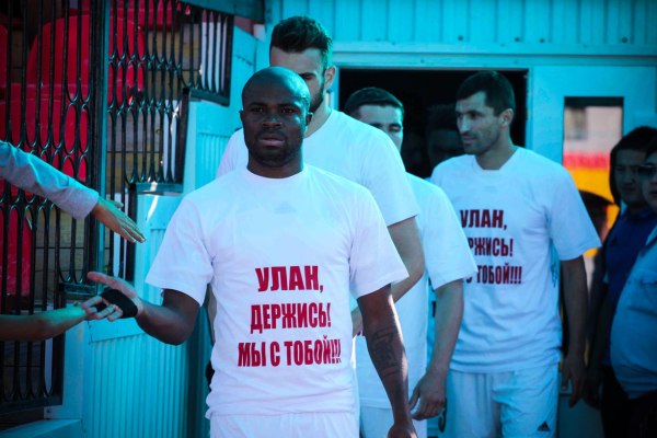 Как клубы Премьер-Лиги поддержали Улана Конысбаева