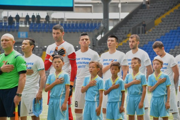 Как клубы Премьер-Лиги поддержали Улана Конысбаева