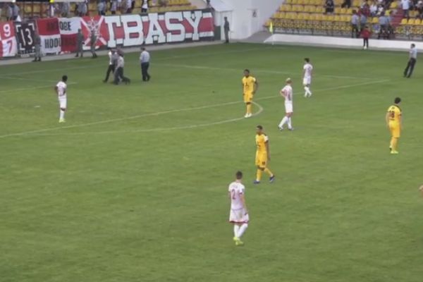 Болельщики выбежали на поле во время матча «Актобе» — «Кайрат»