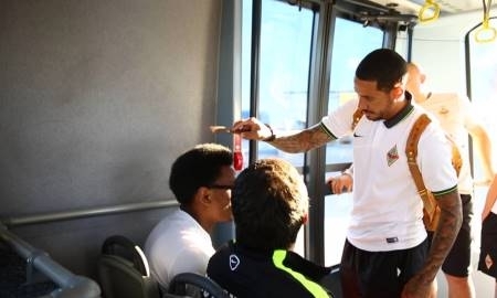 Исаэл попробовал себя в роли стилиста