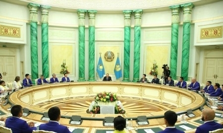 Назарбаев передал флаг Казахстана олимпийцу Жапарову