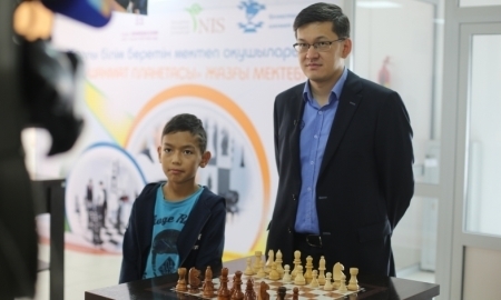 Юный шахматист из Астаны сыграл вничью с известным гроссмейстером Садвакасовым