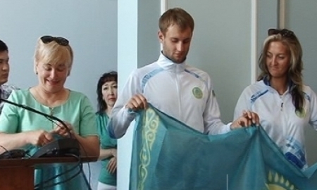 Аким Темиртау вручил олимпийцам государственные флаги, с которыми они поедут в Рио