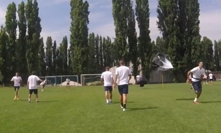 Перед матчем с «Актобе» игроки «МТК Будапешт» тренируются с парашютами 