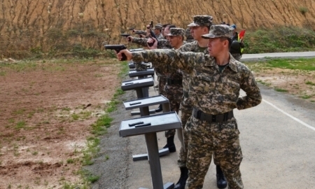 В Астане наградили лучших военнослужащих в стрельбе, беге и плавании